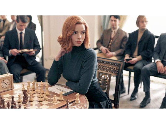 Gambito de Dama, serie popular en los hogares, misma que llegó a 62 millones.