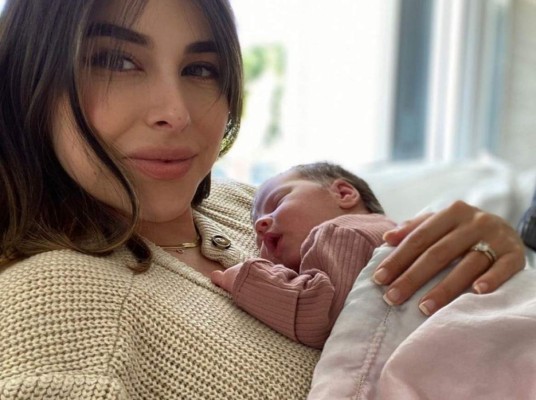 Daniella Monet y Andrew Gardner<br/>''Ella es un ángel y todo ha sido muy tranquilo hasta ahora'', escribió la actriz de Victorious en una story en Instagram para avisarle a sus seguidores sobre su parto.