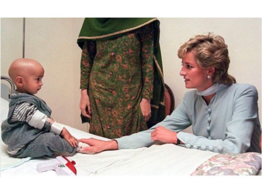 En 1996 fue al Hospital Shaukat Khanum Memorial Cancer, donde compartió con los niños que padecían esta enfermedad.