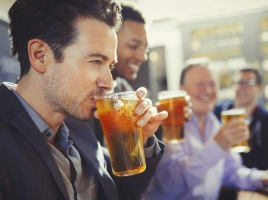 La alimentación en exceso puede impedir el ciclo del sueño por eso los expertos recomiendan una cena ligera para evitar acidez o reflujo. También la ingesta de cafeína, alcohol o tabaco pueden causar problemas para dormir.