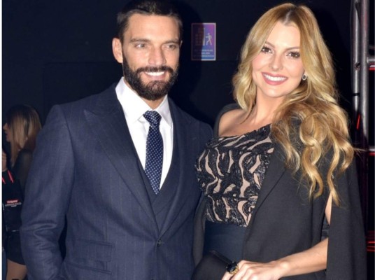 Julián Gil y Marjorie de Sousa es otra de las parejas que nacieron de romances de set. Lastimosamente no duró mucho y terminaron su relación envueltos por una la gran polémica.