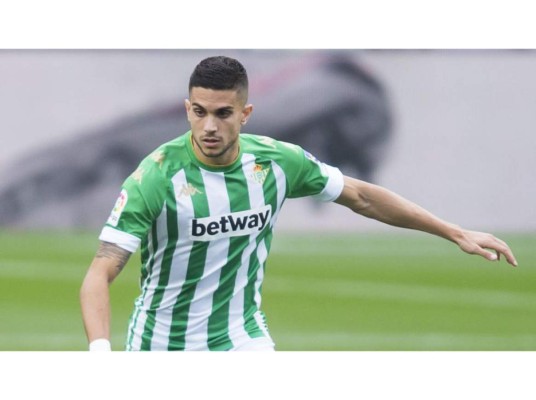 Marc Bartra, otro español que engalana las pantallas por su atractiva figura y bello rostro, está dentro de los más bellos del fútbol.