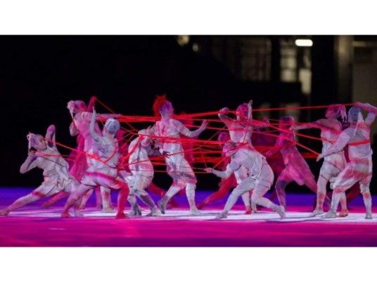 Una de las coreografías realizada con hilos de color rojo sirvió en honor de resaltar el deporte.