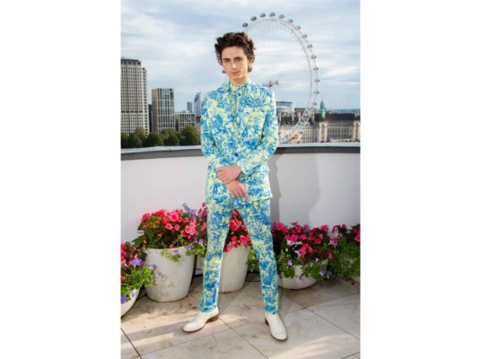Timothée nos dejó encantados en el estreno de Dune en Londres. Lució un look de Stella McCartney.