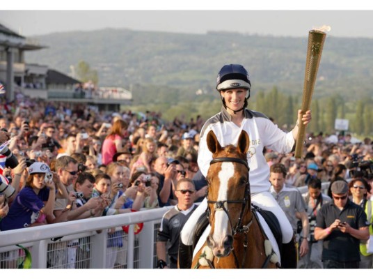 Zara Tindall<br/>Ella es hija de la princesa Ana del Reino Unido y Mark Phillips. La atleta británica ganó medalla olímpica en Londres 2012 en el deporte ecuestre.