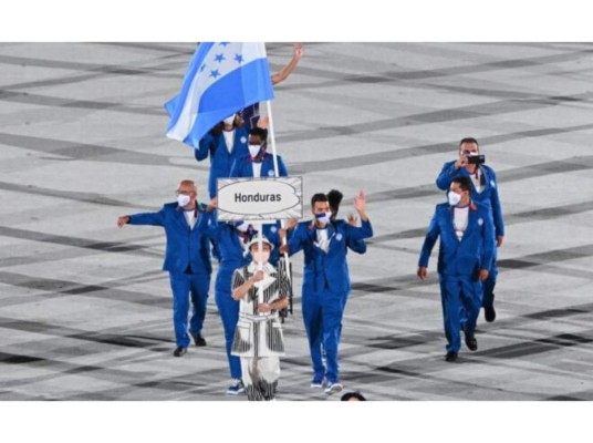 Keyla Ávila y Julio Horrego fueron los abanderados de la delegación hondureña, quienes con mucho orgullo ondeaban la bandera nacional durante el desfile.