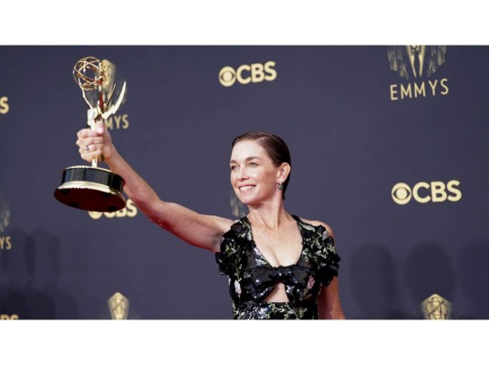 Julianne Nicholson - Actriz de reparto en una miniserie o película.