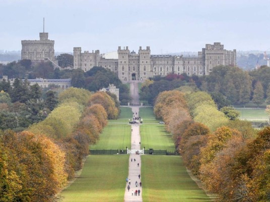 No debe ser sorpresa que la Familia Real Británica posea propiedades a lo largo y ancho de Reino Unido. Muchas de estas son las casas de habitación de la realeza, otras se han convertido en museos para que el público asista. Cualquiera que sea el caso, son lugares con una arquitectura ensueño. Te enseñamos algunas.