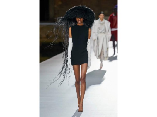 Modelos lucieron en el desfile sombreros con plumas de Philip Tracy.