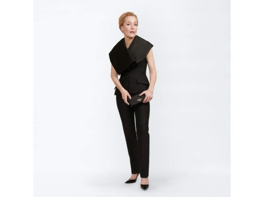 Gillian Anderson<br/>Lució un look simple de un enterizo de Dior con mangas traslapadas. Siempre clásico. <br/>