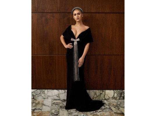 Maria Bakalova<br/> Deslumbró con un clásico y femenino vestido negro de Prada con un escote profundo acompañado de un lazo de cristales. <br/>