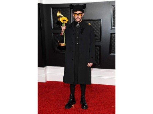 Bad Bunny optó por un look all black de Burberry y un adorable sombrero tejido con orejitas.
