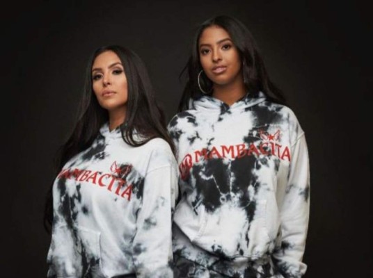 La colección incluye joggers y sudaderas en patrones tie-dye de varios colores.