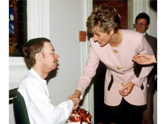 El 10 de abril de 1987 Diana estrechó su mano a una persona con VIH sin portar guantes. Esto hizo romper enigmas a nivel global sobre la enfermedad.