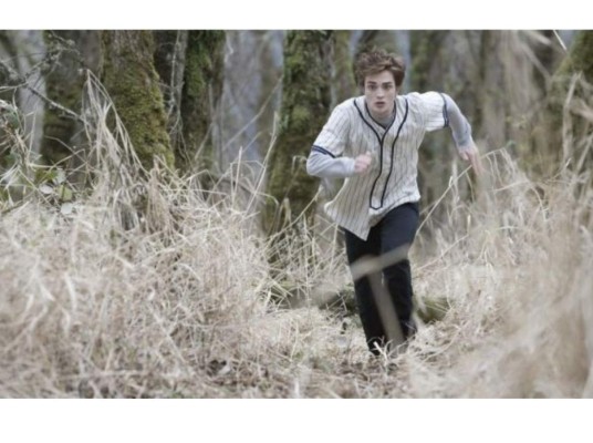 Pattinson trabajó tanto en su personaje, que se trasladó a Oregon para no hablar con nadie y sentirse aislado como Cullen, así como también físicamente para aprender a pelear y jugar beisbol.