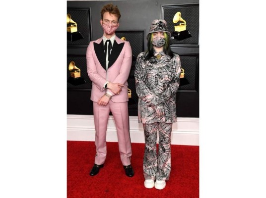 Los hermanos O’Connell, por su parte, decidieron utilizar looks rosa. Billie con un traje oversized que hacía juego con sus accesorios y Finneas con tipo esmoquin de las mismas tonalidades que su hermana, ambos de Gucci.
