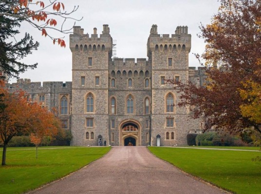 Windsor Castle: Es el castillo más grande, dentro está la capilla donde se casó el príncipe Harry y Meghan Markle.