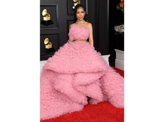 El rosa fue un stratement en la gala. Jhené Aiko se sumó usando un conjunto muy voluminoso y glam de Monsoori.