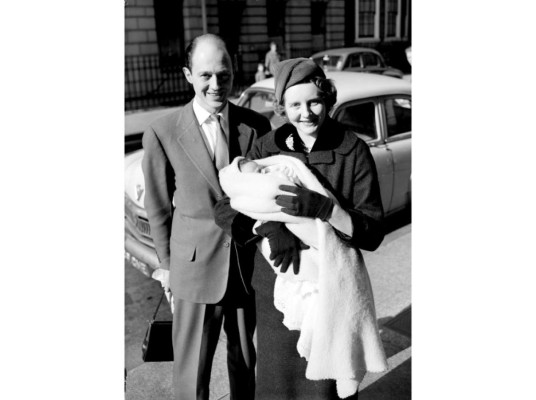 Lord Glenconner.<br/>Era un Lord inglés que murió debido a un ataque a su corazón. Tras su muerte en 2010, Lady Anne Tennant, su esposa durante 54 años, se enteró que la herencia del caballero no había quedado para ella ni sus hijos, sino para mujer que se desempeñaba como su ayuda de cámara.<br/>