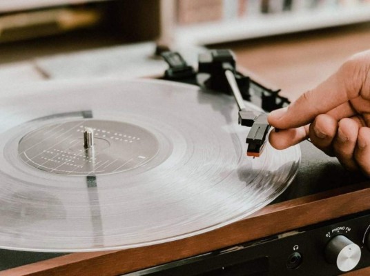 Si tu padre es fanático de la música, le podrías regalar un tocadiscos, quedará encantado.