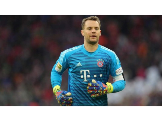 Manuel Neuer. Este portero alemán, que declaró sentir atracción por su mismo género, y que cuenta con 35 años de vida, no deja de ser un buen jugador y de robar miradas de ambos géneros a nivel mundial.