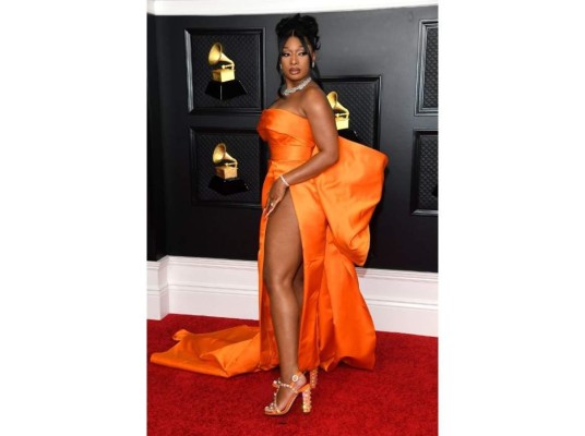Vimos en más de una ocasión en el escenario el impresionante vestido naranja con abertura en la pierna de Megan Thee Stallion diseñado por Dolce & Gabbana.