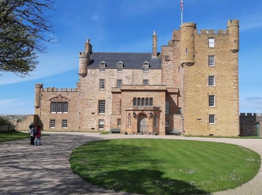 Castle of Mey: Es un castillo remodelado por parte de la realeza. En las cercanías abrió hace unos años un hospedaje y restaurante llamado The Granary Lodge Bed & Breakfast.
