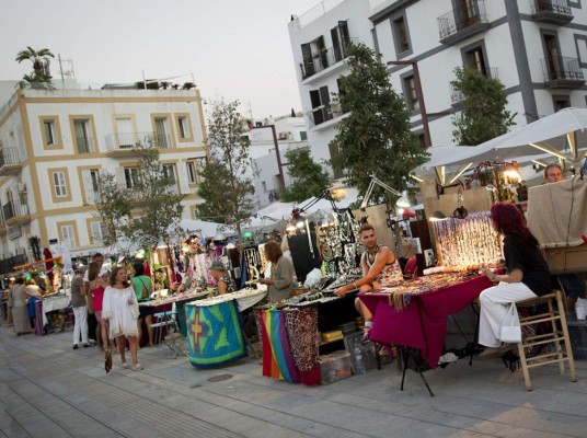 Mercadillo tradicional en el puerto de Ibiza.