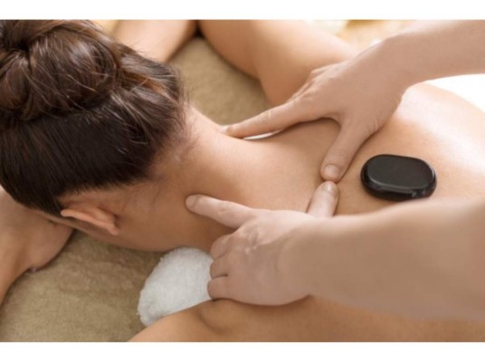 Hazte masajes en el cuello<br/>Además de aliviar el dolor, las manos pueden brindarte calor.