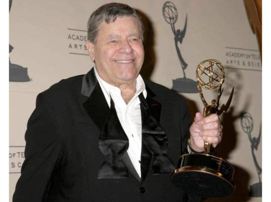 Jerry Lewis<br/>Su testamento afirmó que su propiedad no pasará a los hijos que tuvo con su primera esposa, pero sí dejaría totalmente su manda a su segunda mujer, SanDee Pitnick.<br/>
