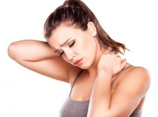 La tortícolis es una contracción musculas que afecta al cuello y se da por la mala postura. Esta genera mucho dolor, por eso, te presentamos algunos remedios efectivos para tratar esta molestia.