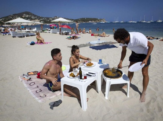 Puedes comer la tradicional paella o cualquiera de las especialidades gourmet en la playa mientras disfrutas del mar Mediterráneo.