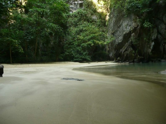 <br/>Paraíso escondido en Isla Ko Muk, Tailandia<br/><br/>Para llegar deberás atravesar desde el mar una cueva de unos 80 metros de extensión que se interna dentro de un acantilado con oscuridad total para después salir a un paraíso escondido: una pequeña playa de aguas turquesas encerrada entre altos acantilados con vegetación colgante.