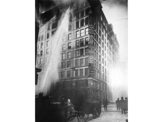 Incidente de Triangle Shirtwaist<br/> El incendio de la fábrica de camisas en Nueva York ha sido uno de los más emblemáticos para recordar durante estas fechas. Fueron 146 personas, entre ellas 123 mujeres, que perdieron la vida. <br/>