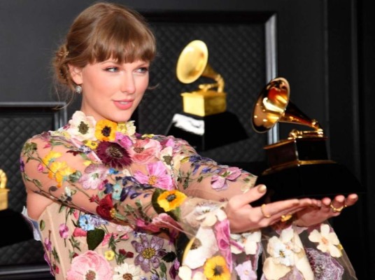 Con folklore, Taylor Swift iguala a los grandes como Frank Sinatra y Stevie Wonder al llevarse por tercera vez el Grammy por Mejor álbum del año, siendo la única mujer con este récord.