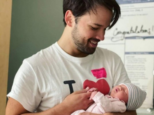 Nathan Kress y London Kress<br/> Dedicaron un dulce mensaje a su recién nacida en redes sociales sobre cómo su llegada ha sido una gran esperanza en tiempos difíciles.