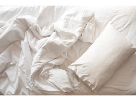 Ahorras al dormir sin ropa. Si optas por dormir con ropa tienes que comprarla y de no ser así te estás ahorrando mucho si decides estar y descansar a lo natural.