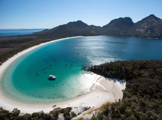 <br/>Wineglass Bay en Tasmania<br/><br/>Ubicado dentro del Parque Nacional Australiano Freycinet, es considerado una de las mejores playas del mundo