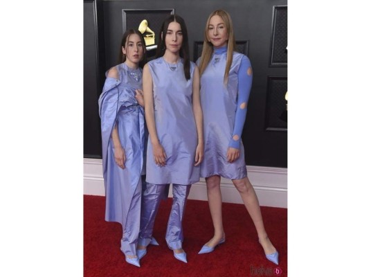 13. Las hermanas de la agrupación Haim vistieron piezas similares baby blue de Prada con kitten hills y en el cabello llevaban un corte de flequillo a capas.
