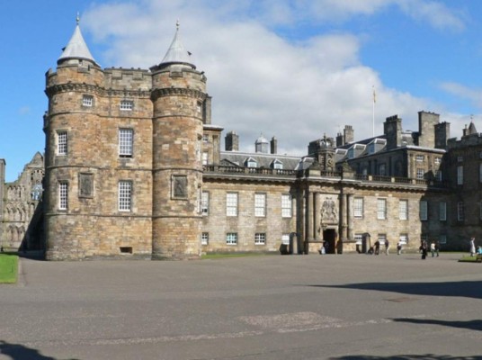 The Palace of Holyroodhouse: Está ubicada en Escocia, aquí se celebran varios eventos nacionales y el lugar está abierto al público.