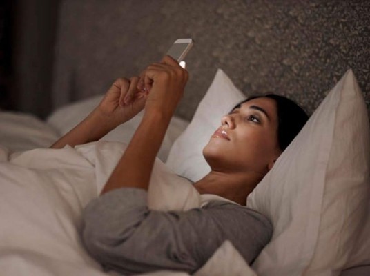 También puede afectar los patrones de sueño irregulares tomar largas siestas durante el día o realizar actividades estimulantes como ver televisión o usar el celular antes de dormir pueden perturbar el sueño.