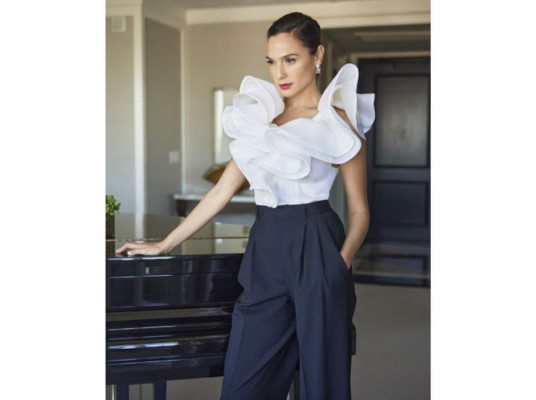 Gal Gadot<br/> La elegancia de Gadot fue reflejada con un conjunto de top blanco y pantalón negro por Prabal Gurung.