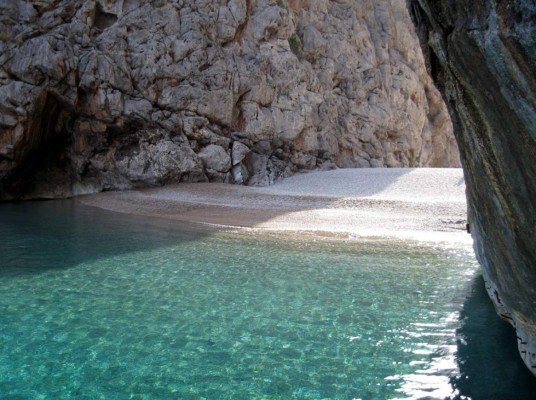 <br/>Calas en Mallorca <br/><br/>Todas ellas tienen la misma particularidad: agua turquesa tan calma y transparente que pensarás que es una piscina.