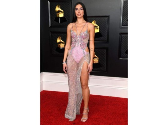 Dua Lipa vistió maravillosamente durante toda la noche. Para la alfombra roja utilizó un vestido de ensueño con transparencia de pedrerías por Versace.