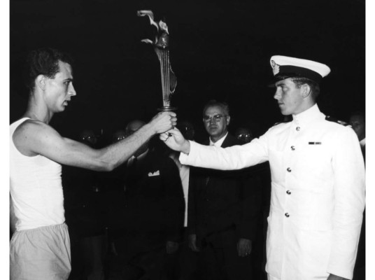 El príncipe Constantino II de Grecia<br/>El hermano de la reina consorte Sofía de España ganó medalla de oro en natación durante los juegos de Roma 1960. <br/>