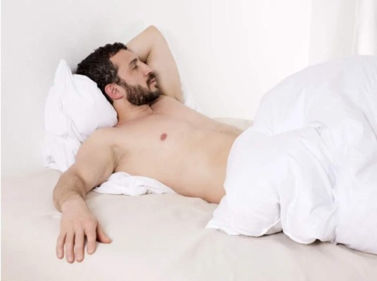 Menos pereza. Sucede por el simple hecho de que muchos usan pijamas en casa como excusa para no salir y quedarse a dormir, sin embargo, eso aumenta la flojera. Por ello motívate y empieza por optar a dormir con menos prendas por mayores motivos.