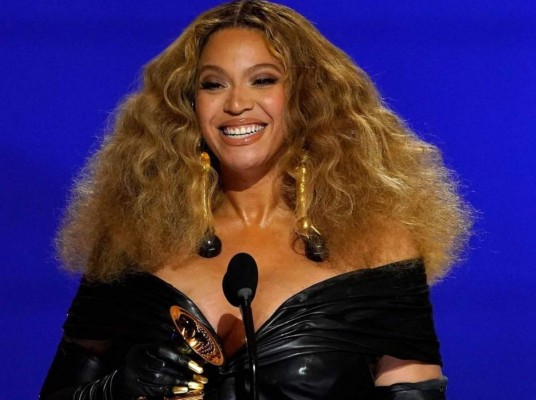 Beyoncé hizo historia al convertirse en la artista femenina con más premios Grammy en toda la historia, con 28 en total.