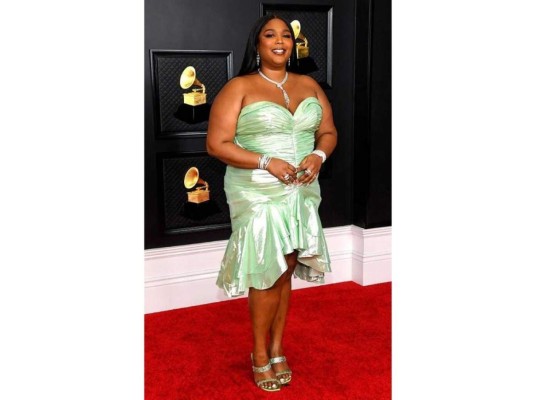 Balmain vistió a Lizzo con un vestido metalizado con un escote de corazón completándolo con joyas Bvulgari.