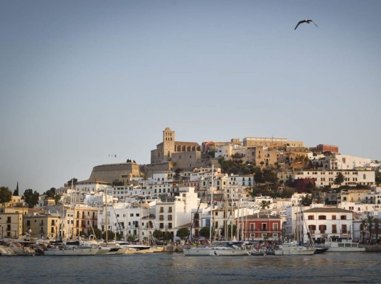 Panorámica de Ibiza. La isla está ubicada en el mar Mediterráneo a 79 kilómetros de la Península ibérica, cuenta con una población de más de 100 mil habitantes y es famosa por sus fiestas y discotecas que atraen numerosos turistas.