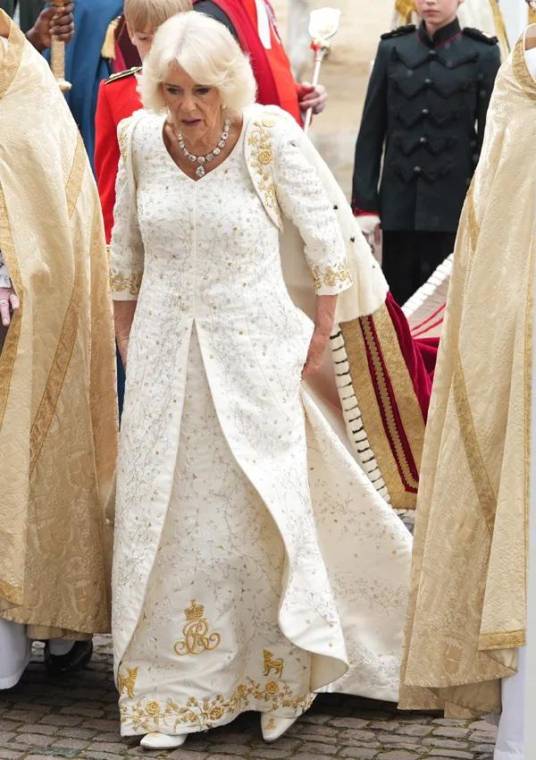 La reina Camilla se cambió a una túnica de estado antes de que ella y el rey, de 74 años, salieran de la Abadía de Westminster. Las túnicas de ESTADO son más personalizadas y Ede y Ravenscroft hicieron algo completamente nuevo para Camilla.